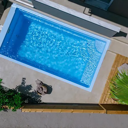 Elia Pool *