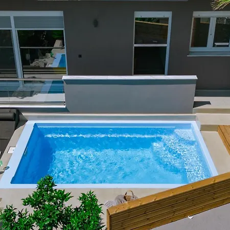 Elia Pool